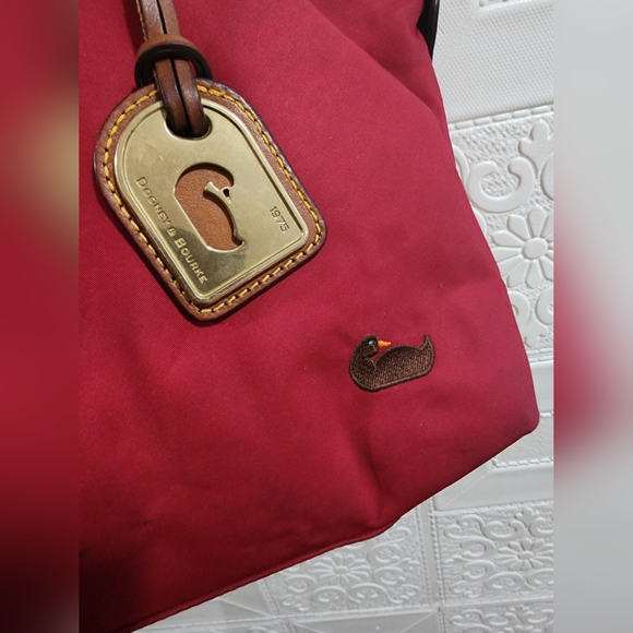 Athletic red Dooney & Bourke beg - Picture 4 of 15